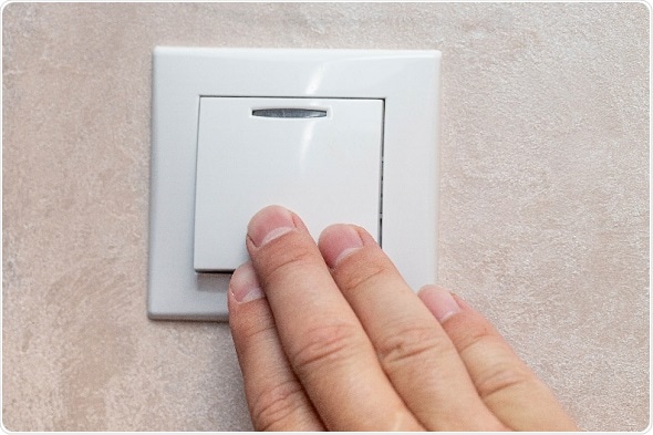 People with higher obsessive-compulsive symptoms tend to distrust past experience