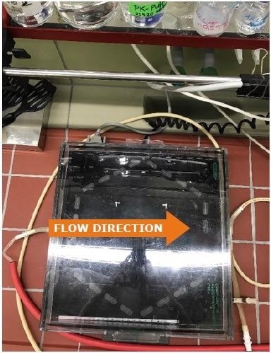Top view on the gel chamber, the flow direction of the buffer solution is indicated by the red arrow.