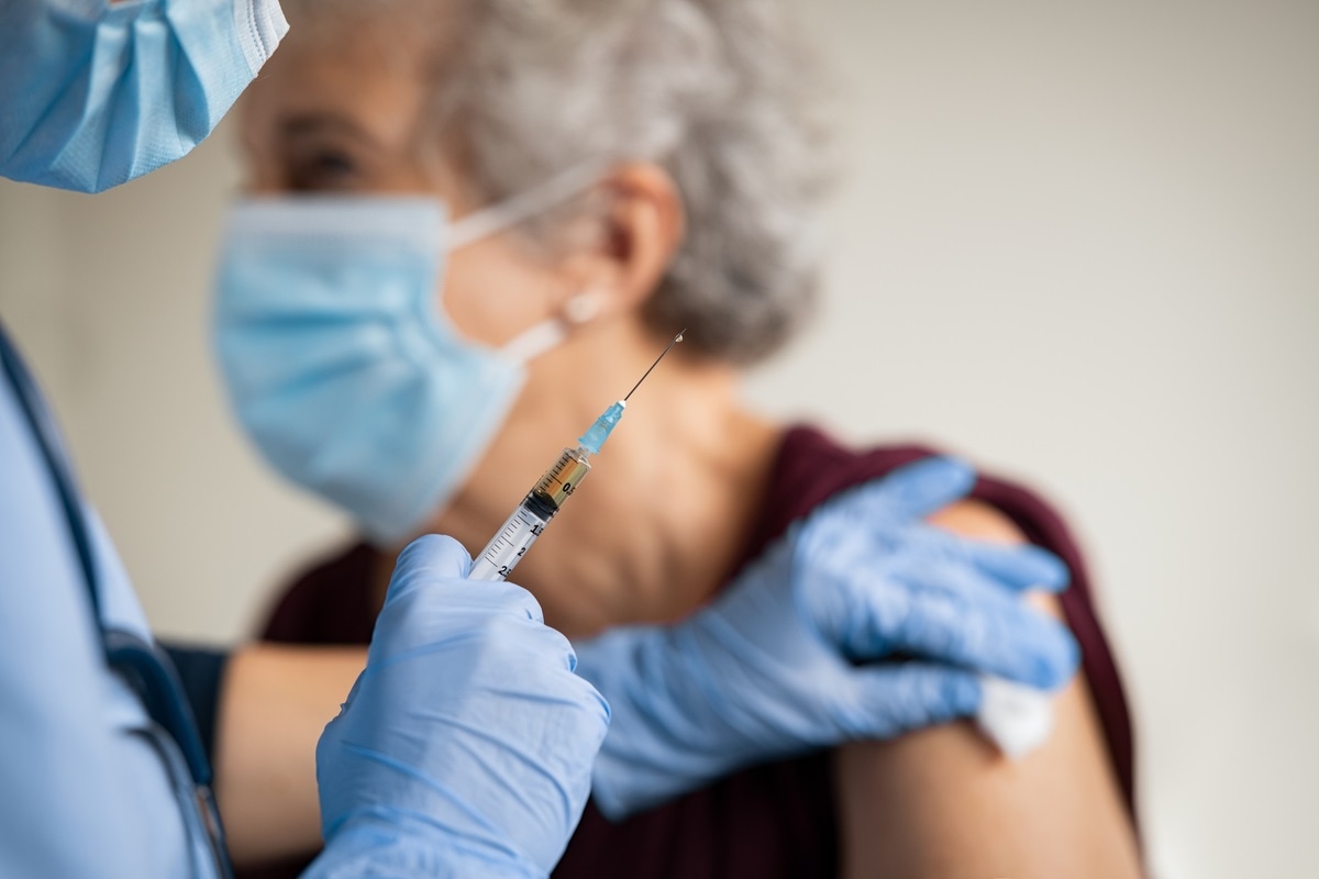 Study: Single-dose SARS-CoV-2 vaccine in a prospective cohort of COVID-19 patients. Image Credit: Rido / Shutterstock