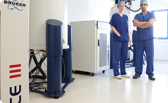 Avance team next to machine