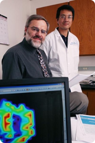 Drs. Ralph Mason (left) and Dawen Zhao, both radiologists, have demonstrated that blood oxygen level dependent MRIs might help oncologists determine the best treatment for some cancer patients. Credit: UT Southwestern Medical Center