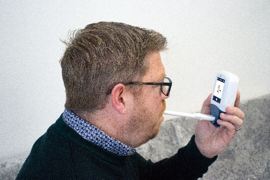 The impact of CO monitoring on smoking reduction strategies