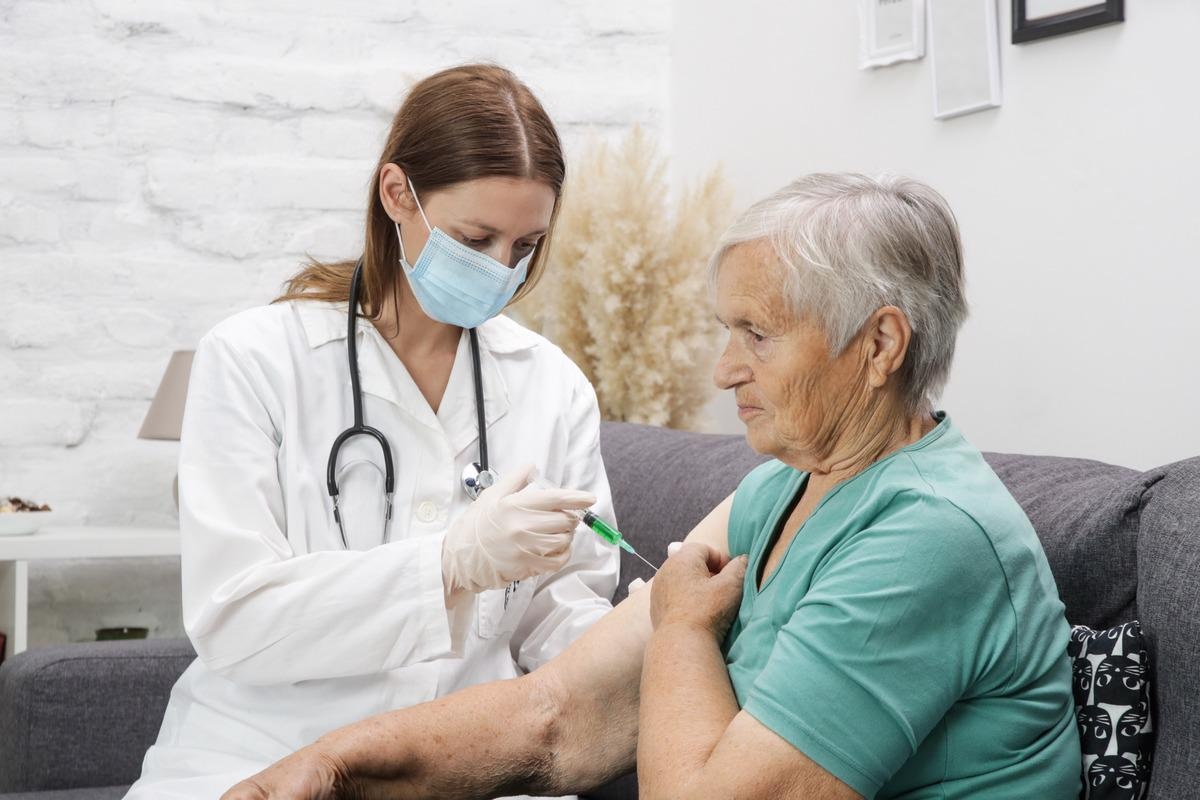 Study: Safety and immunogenicity of a high-dose quadrivalent influenza vaccine administered concomitantly with a third dose of the mRNA-1273 SARS-CoV-2 vaccine in adults aged ≥65 years: a phase 2, randomised, open-label study. Image Credit: triocean/Shutterstock