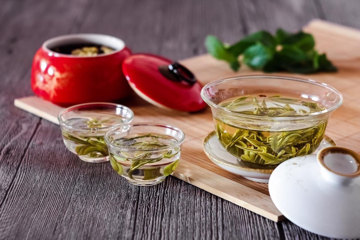 Study: Tea Polyphenols Prevent and Intervene in COVID-19 through Intestinal Microbiota. Image Credit: ZHANGXIAOLI/Shutterstock
