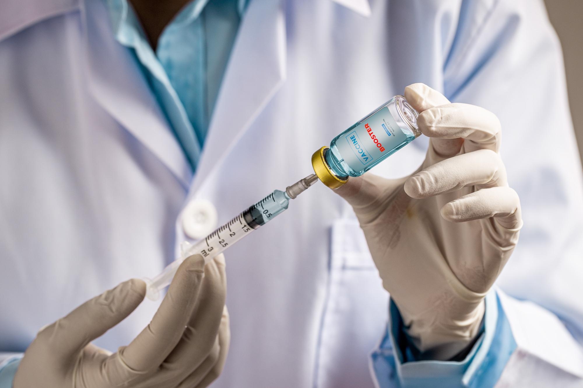 Study: SARS-CoV-2-mRNA Booster Vaccination Reverses Non-Responsiveness and Early Antibody Waning in Immunocompromised Patients – A Phase Four Study Comparing Immune Responses in Patients With Solid Cancers, Multiple Myeloma and Inflammatory Bowel Disease. Image Credit: KT Stock photos / Shutterstock