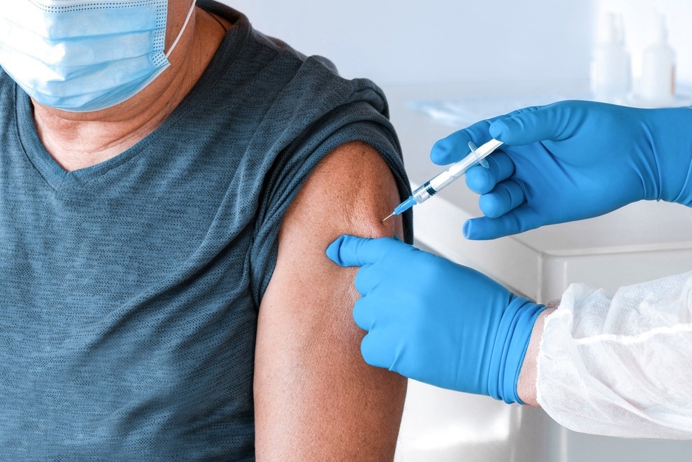 Study: Safety Monitoring of COVID-19 mRNA Vaccine Second Booster Doses Among Adults Aged ≥50 Years — United States, March 29, 2022–July 10, 2022. Image Credit: Marina Demidiuk / Shutterstock.com