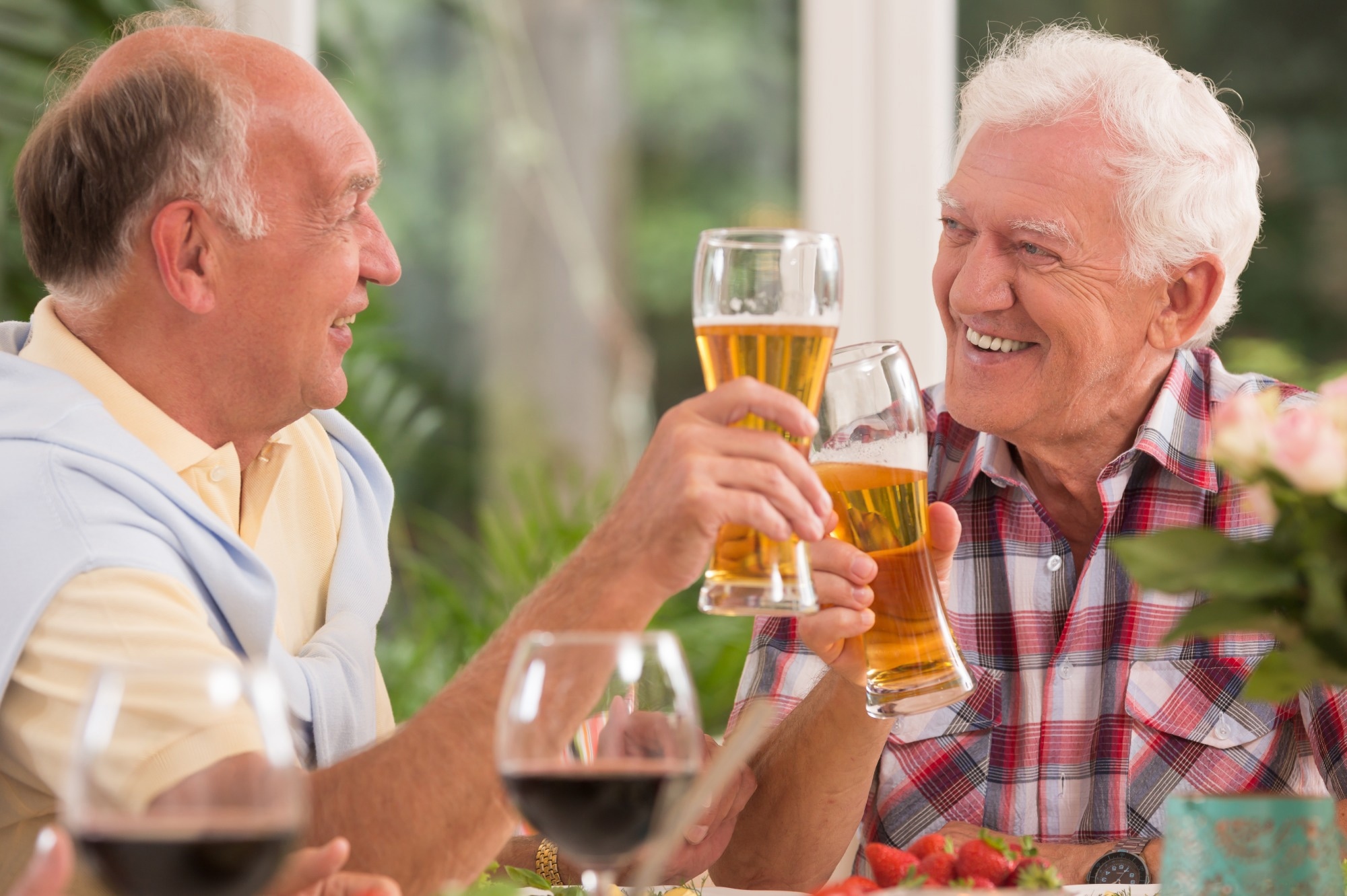 Study: The relationship between alcohol use and dementia in adults aged more than 60 years: a combined analysis of prospective, individual-participant data from 15 international studies. Image Credit: Ground Picture / Shutterstock