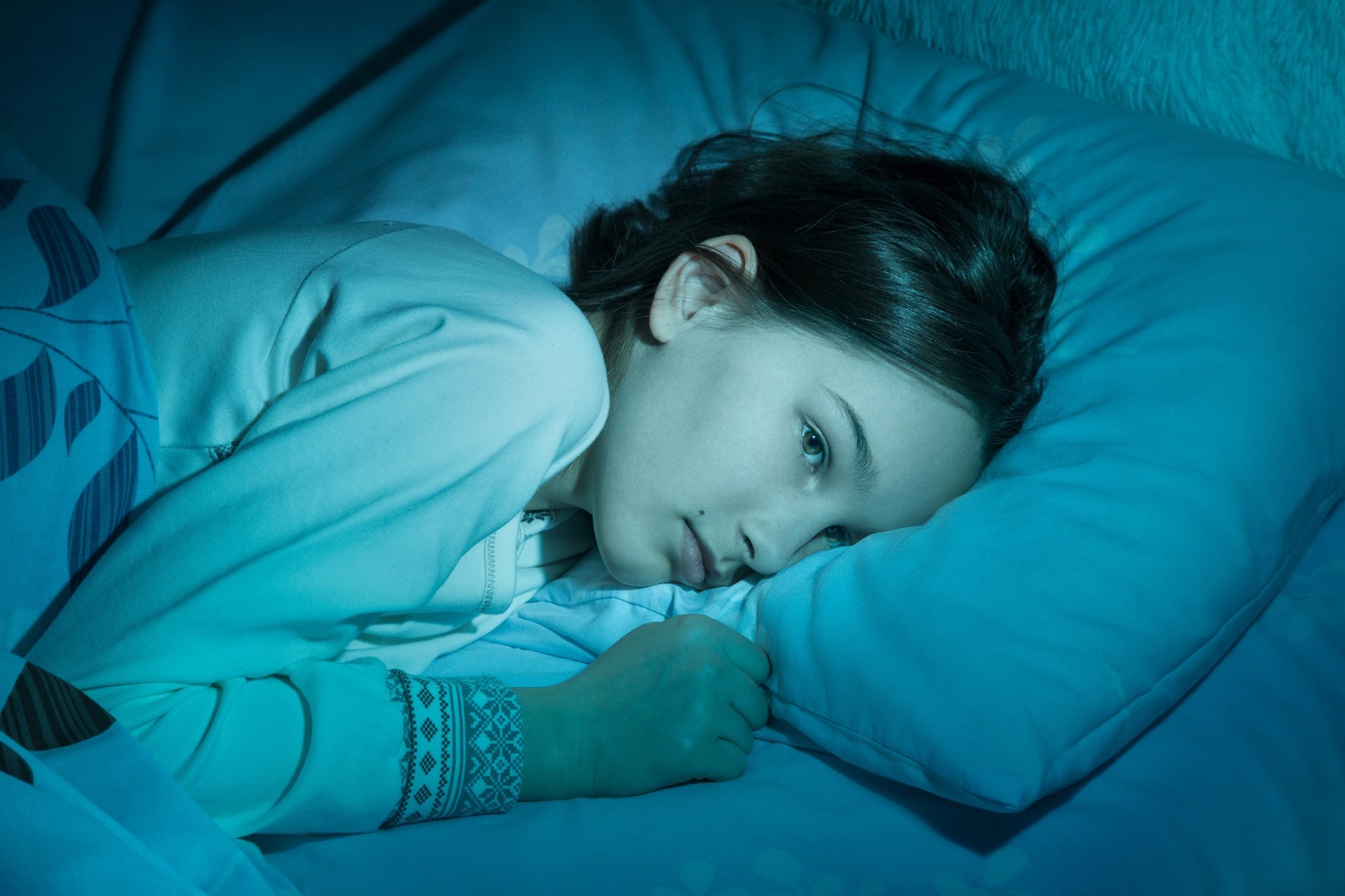 Study: Afternoon to early evening bright light exposure reduces later melatonin production in adolescents. Image Credit: StasyKID / Shutterstock